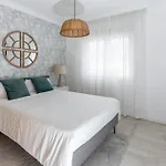 Modern 2br With Sea Views In Very Center Of Lägenhet