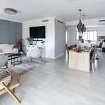 Modern 2br With Sea Views In Very Center Of Lägenhet