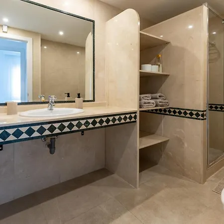 Modern 2br With Sea Views In Very Center Of 马尔韦利亚